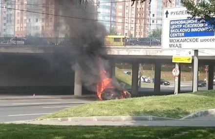 На Аминьевском шоссе в Москве загорелась машина