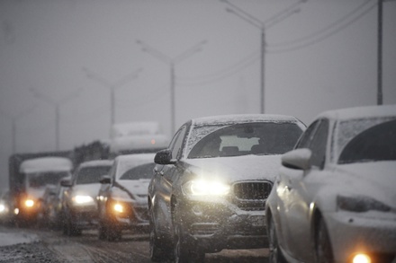 Московских водителей просят внимательно выбирать места парковки из-за непогоды
