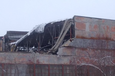 Спасатели продолжают поиск людей под завалами на заводе в Екатеринбурге