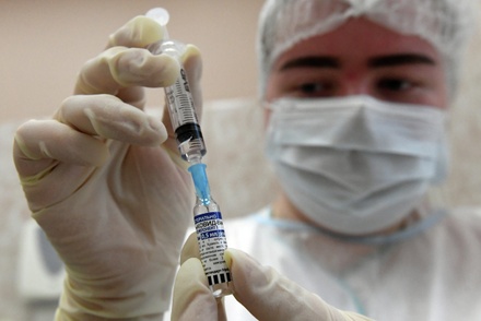 Минпромторг представит планы по выпуску вакцин от COVID-19