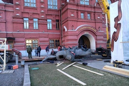 В Москве убирают памятник маршалу Георгию Жукову перед Историческим музеем