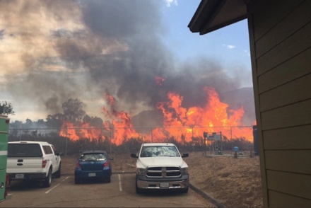 В Калифорнии объявили режим ЧП из-за природных пожаров