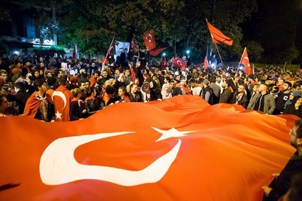 Власти Турции призвали граждан вновь выйти на улицы из-за угрозы мятежа