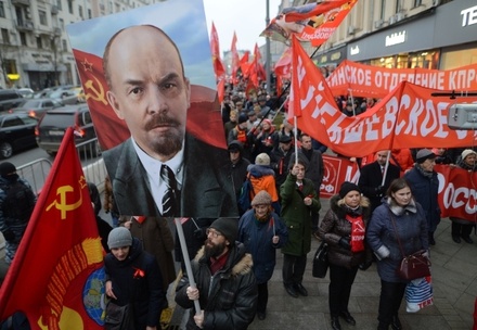 В центре Москвы началось шествие коммунистов в честь 100-летия революции