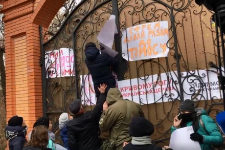 На Украине сторонники автокефалии штурмовали резиденцию митрополита канонической УПЦ