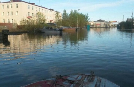 Жители посёлка в Якутии оказались отрезаны от мира из-за паводка