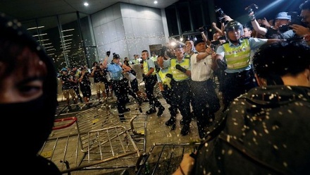 В Гонконге полиция применила перцовый газ и дубинки против демонстрантов