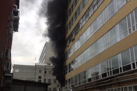 Потушен пожар в административном здании в центре Москвы