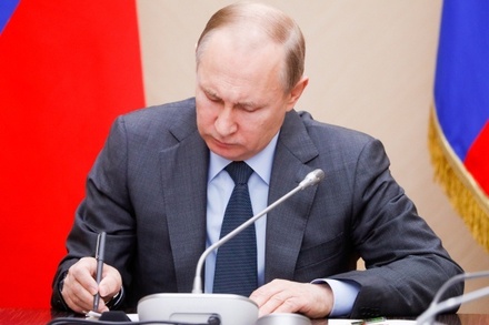 Путин подписал закон о блокировке сайтов с порочащей честь и достоинство информацией