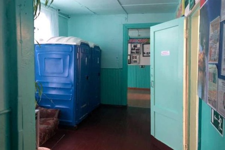 Закрытие туалетов в сибирской школе к визиту депутатов объяснили неприятным запахом