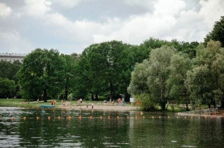 Роспотребнадзор запретил купаться в Путяевском пруду на востоке Москвы