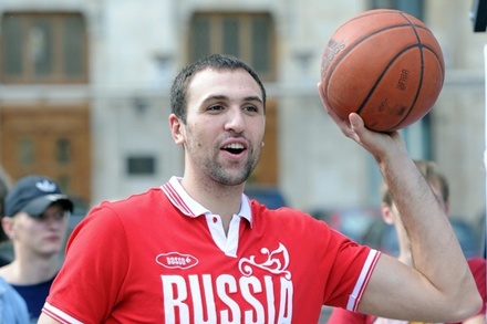СМИ: в центре Москвы таксист сбил баскетболиста Никиту Шабалкина