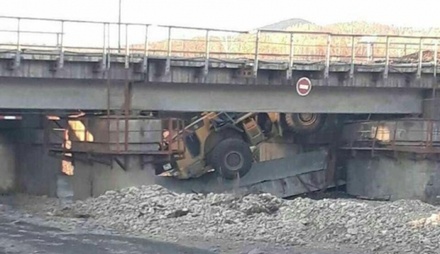 При обрушении части моста в Забайкалье погиб один человек, двое пострадали