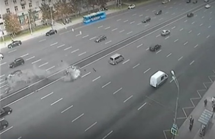 Опубликовано видео ДТП с участием BMW и Mercedes на Кутузовском проспекте 