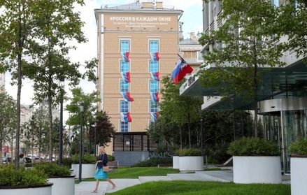 Граффити с российским флагом появилось на жилом доме в центре Москвы