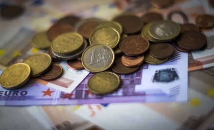 Центробанк снизил курс евро сразу на 2 рубля 30 копеек