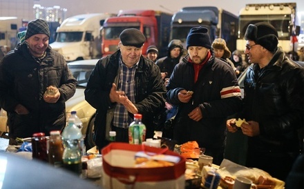 ДПС в Химках перекрыла протестующим дальнобойщикам из Петербурга въезд на парковку
