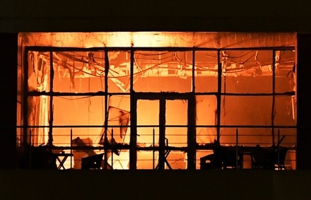 Обрушилась часть стены горящего торгового центра «Синдика»