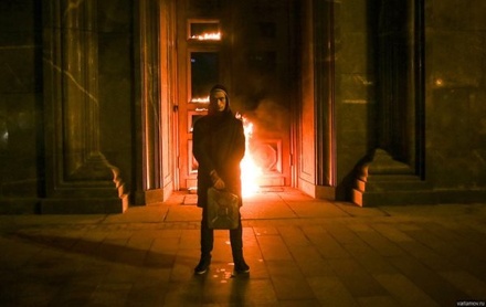 Художник Пётр Павленский поджёг двери главного здания ФСБ на Лубянке