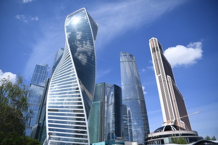 Медведев поручил четырём министерствам переехать в «Москва-Сити»
