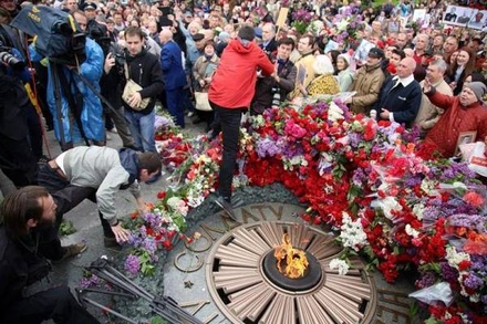 Дымовые шашки и картошка националистов не помешали проведению «Бессмертного полка» в Киеве