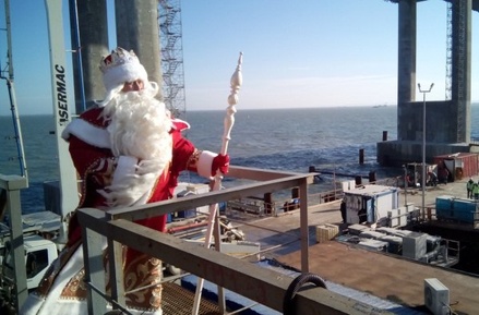 Дед Мороз посетил стройку Крымского моста
