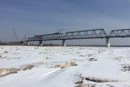 Две части российско-китайского ж/д моста через Амур соединили