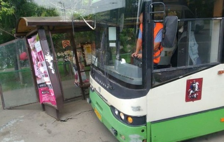 Автобус врезался в остановку у станции метро «Речной вокзал»