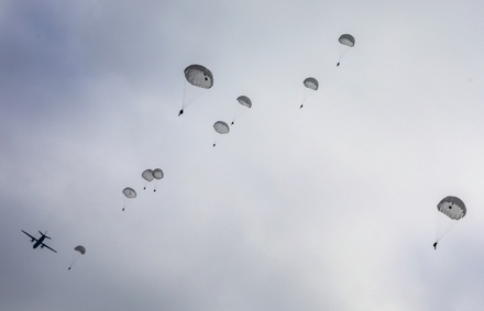 В Псковской области при прыжке с парашютом погиб десантник