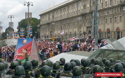 На массовых акциях в Минске продолжаются задержания протестующих