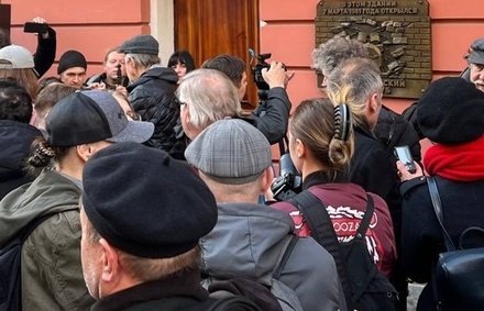 В Санкт-Петербурге открыли мемориальную доску Ленинградскому рок-клубу