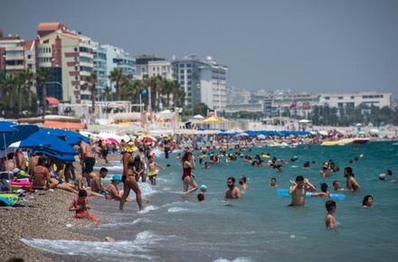 Российские туристы с вирусом Коксаки продолжают посещать общественные пляжи в Турции
