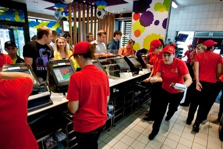 В McDonald’s появились официанты