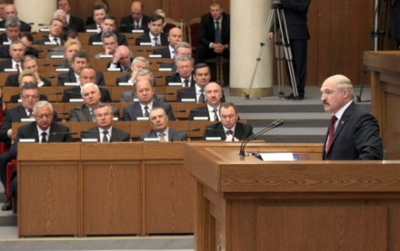 Белорусский парламент соберется на внеочередную сессию 15 января