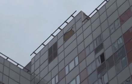 Жители дома на востоке Москвы жалуются на падающую с его фасада плитку 