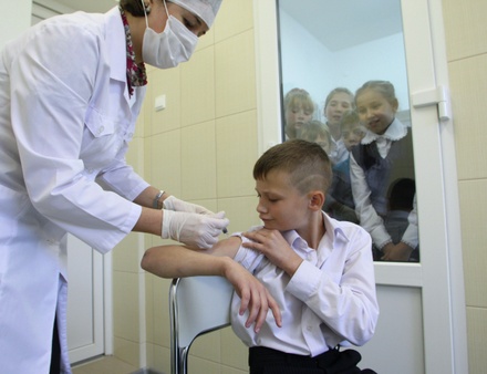 Роспотребнадзор оценил возможность применения вакцин против COVID-19 для детей