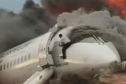 Пилот сгоревшего в Шереметьеве самолёта вернулся в кабину за напарником