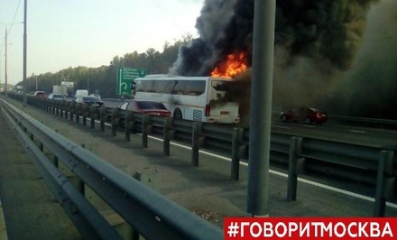 На Симферопольском шоссе в Подмосковье горит автобус