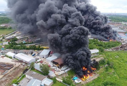 Пожар на территории лакокрасочного завода в Петербурге локализован