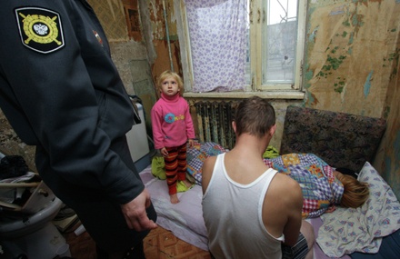 Больше четверти детей в России живут в бедных семьях