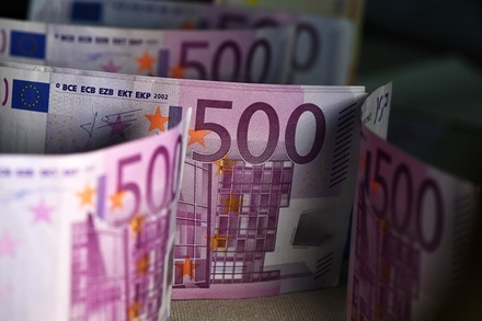 ЦБ понизил официальный курс евро сразу на два рубля
