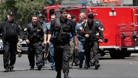 Спецслужбы потребовали от захватчиков здания в Ереване сдаться в течение часа
