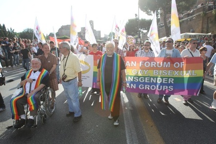 Евросоюз призвал Сербию разрешить проведение гей-парада