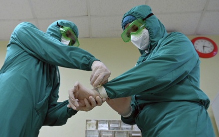 Московских врачей направили в девять регионов для помощи в борьбе с COVID-19