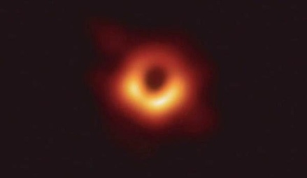 Опубликовано первое в истории изображение чёрной дыры