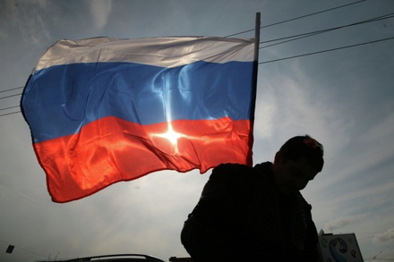 Милонов предложил изменить гимн и флаг России