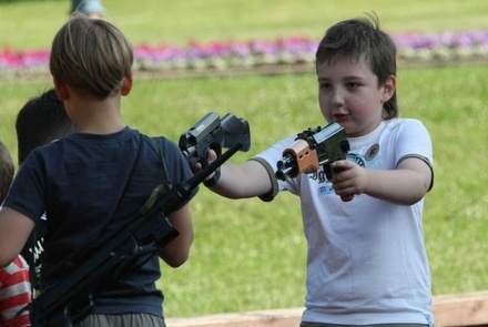 Психотерапевт назвал глупость идею запретить дарить детям оружие 