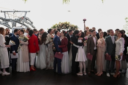 На канатной дороге Москвы поженились 30 пар