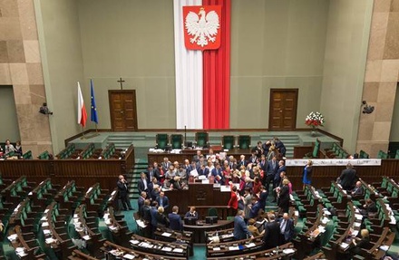 Сейм Польши проголосовал против вотума недоверия правительству