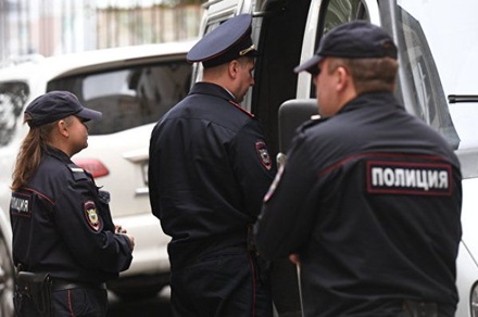 Неизвестный напал на полицейского в центре Москвы